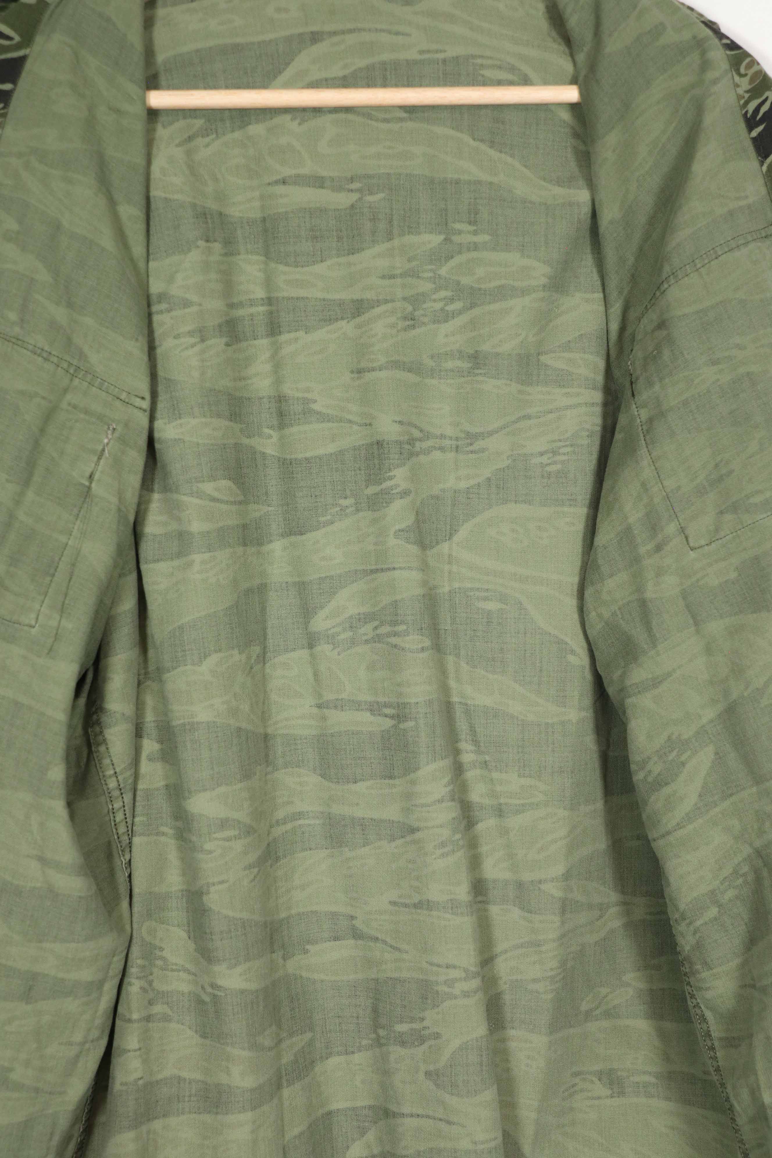 実物　レイトウォーパターン　タイガーストライプ シャツ　大きめサイズ　ボタン欠損あり