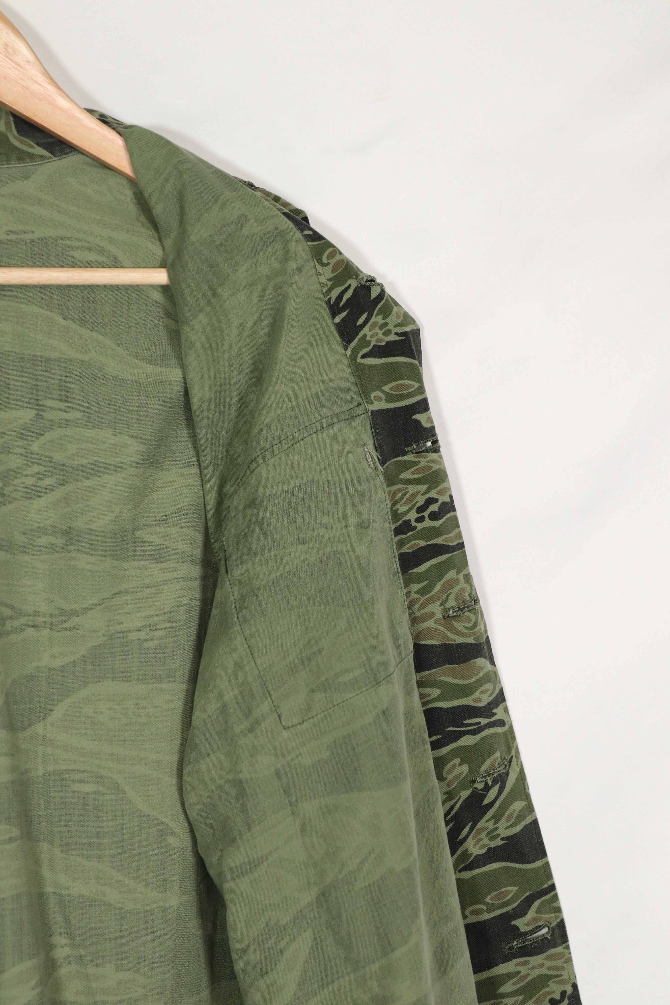 実物　レイトウォーパターン　タイガーストライプ シャツ　大きめサイズ　ボタン欠損あり