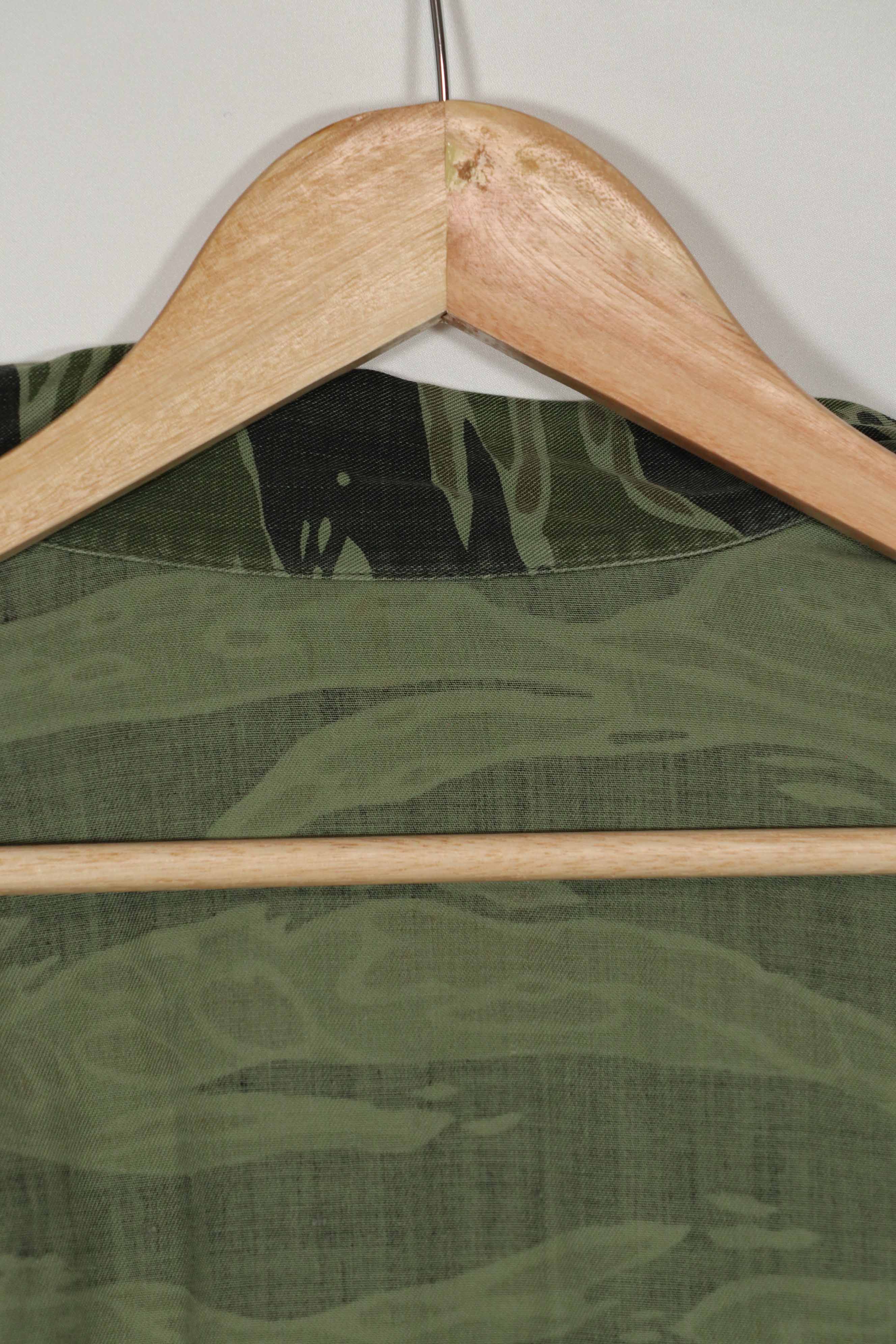 実物　レイトウォーパターン　タイガーストライプ シャツ　大きめサイズ　ボタン欠損あり