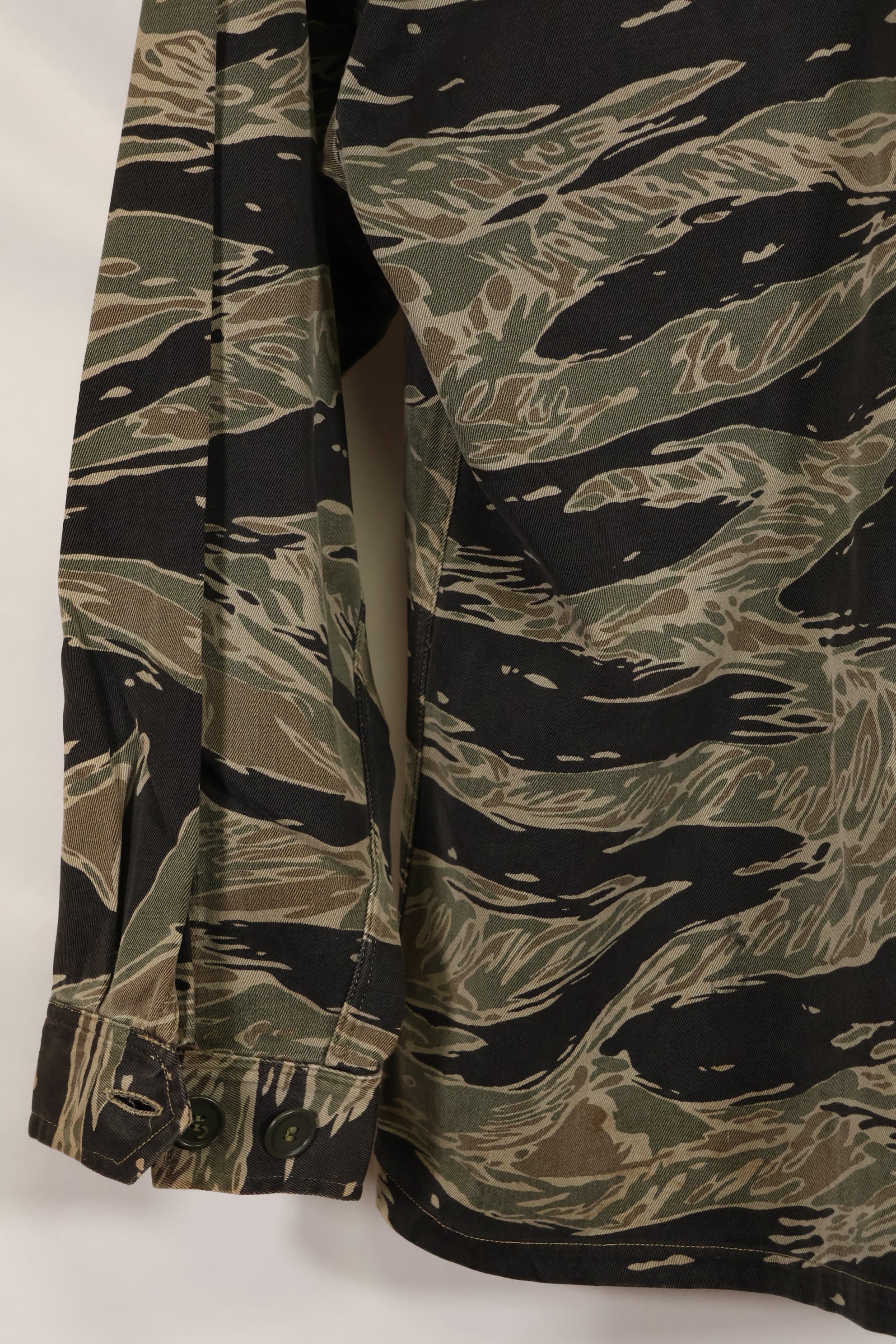 実物　シルバータイガーストライプ　Asian Cut A-Lサイズ　シャツ　Used　状態良い