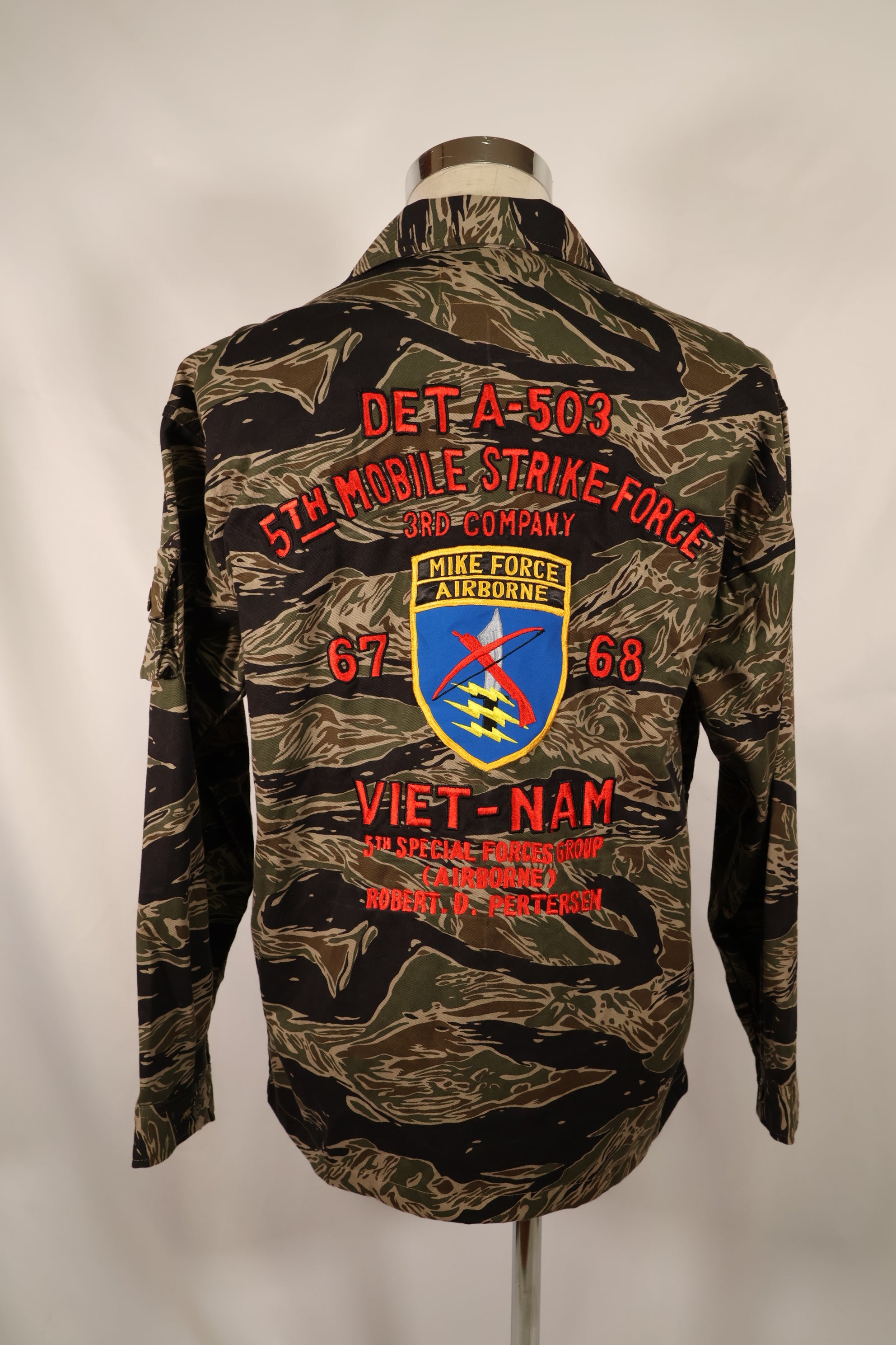 【限定生産品】レプリカ　沖縄 Mugi's 刺繍　MILITARIA 1911 シルバータイガー  USカットシャツ　ツアージャケット