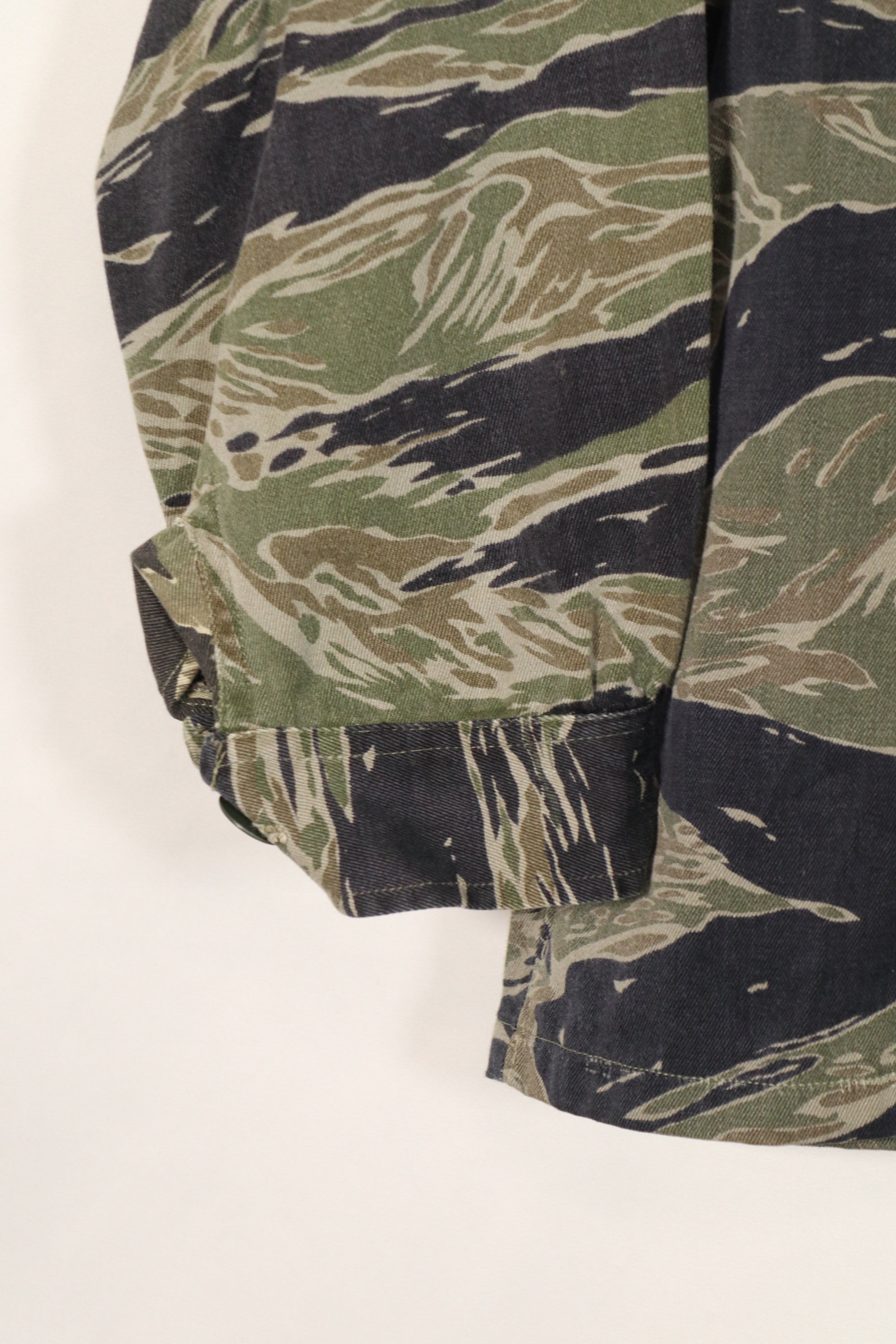 実物　シルバータイガーストライプ　タイガーストライプ  シャツ　中古品　退色あり