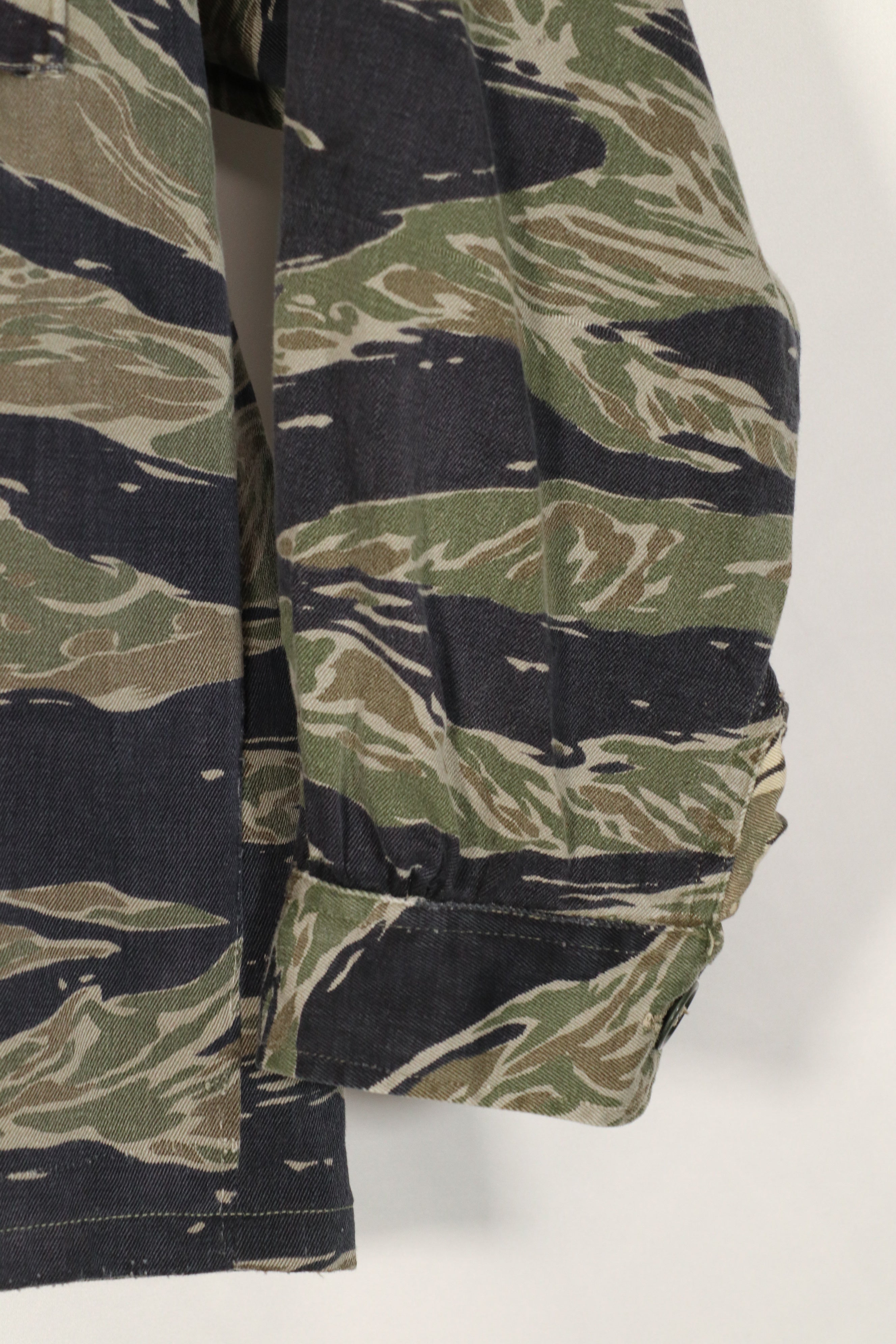 実物　シルバータイガーストライプ　タイガーストライプ  シャツ　中古品　退色あり