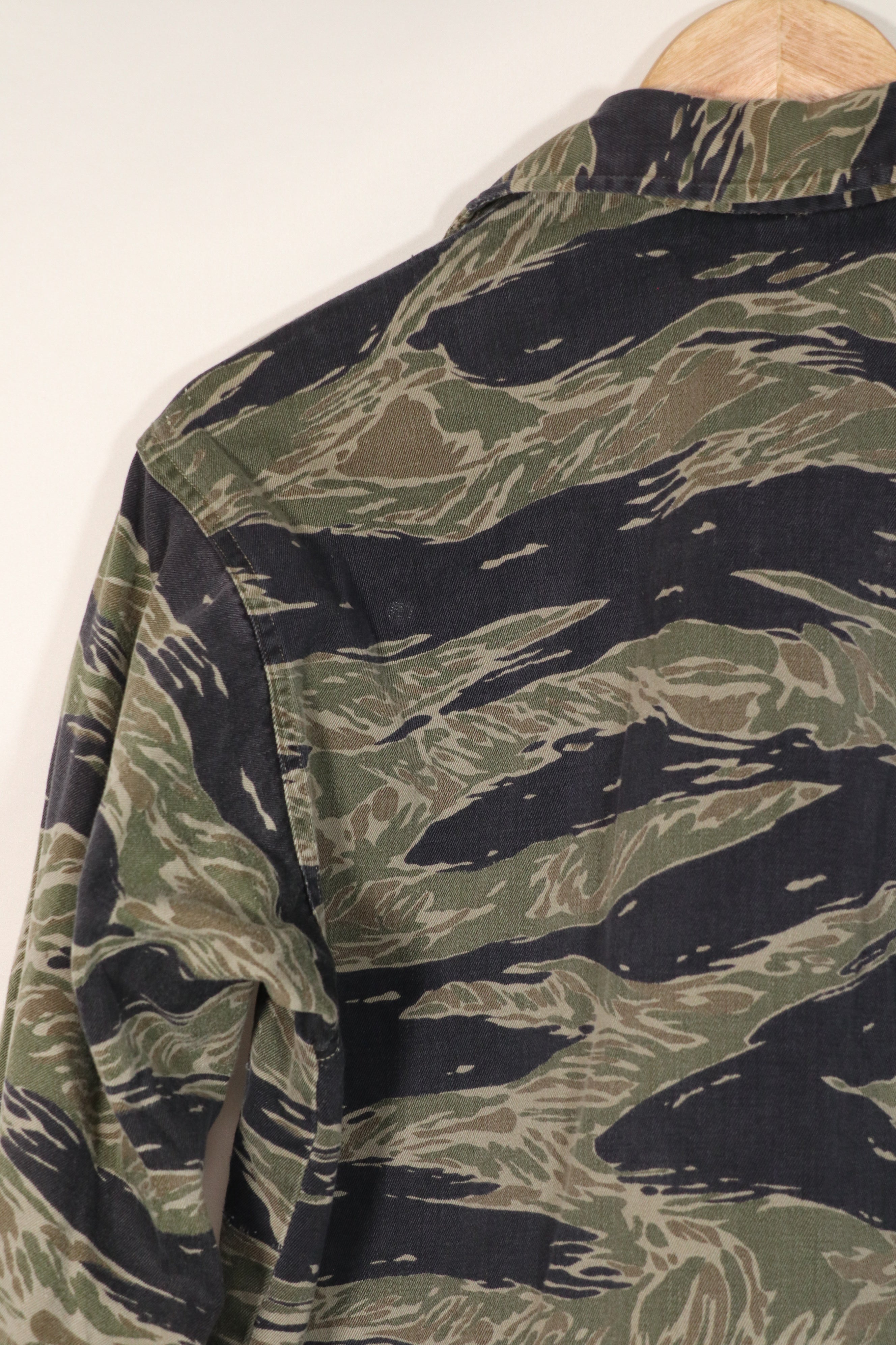 実物　シルバータイガーストライプ　タイガーストライプ  シャツ　中古品　退色あり