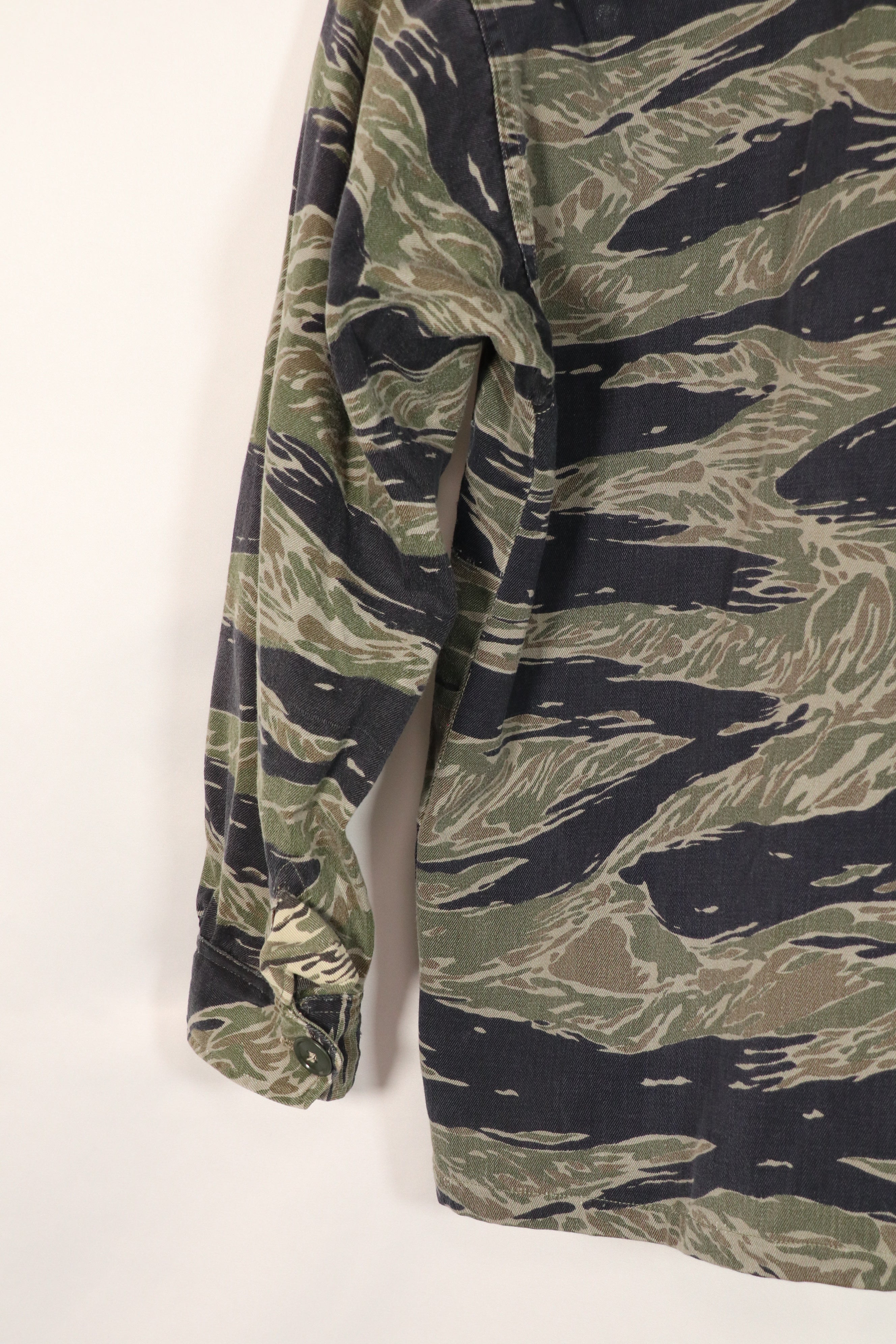 実物　シルバータイガーストライプ　タイガーストライプ  シャツ　中古品　退色あり