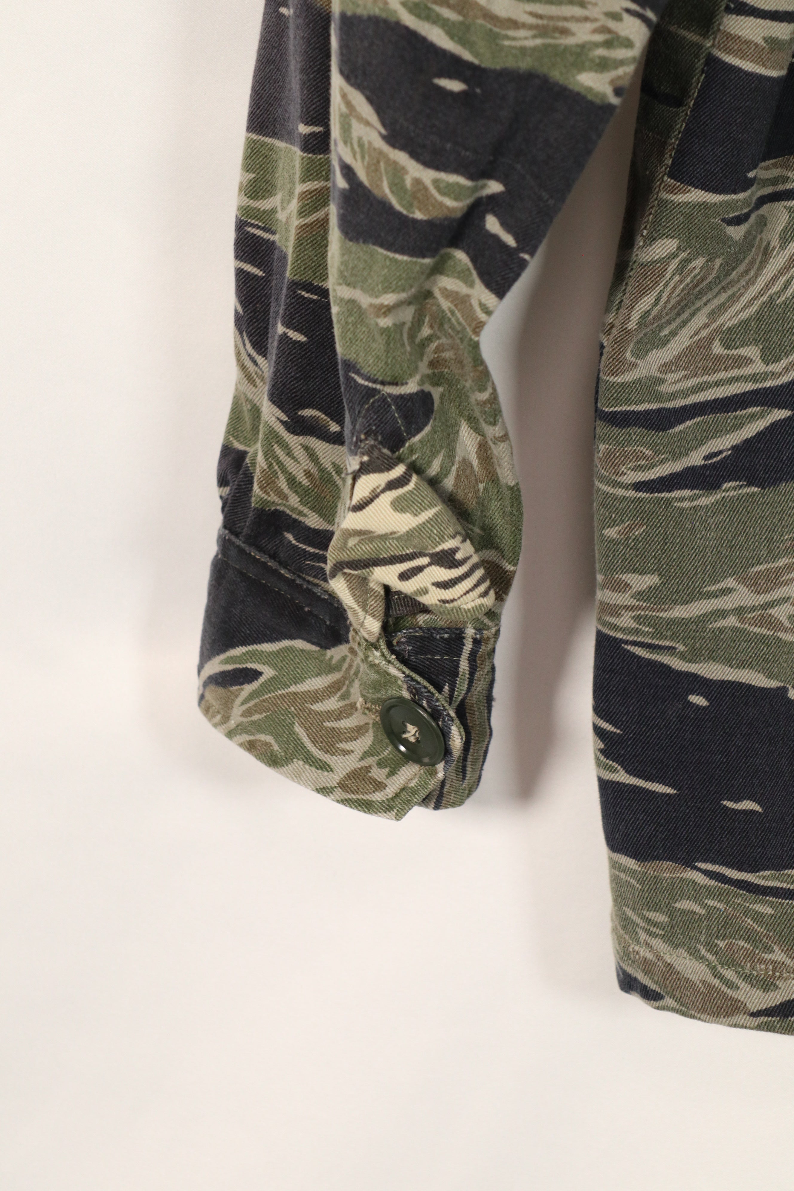 実物　シルバータイガーストライプ　タイガーストライプ  シャツ　中古品　退色あり