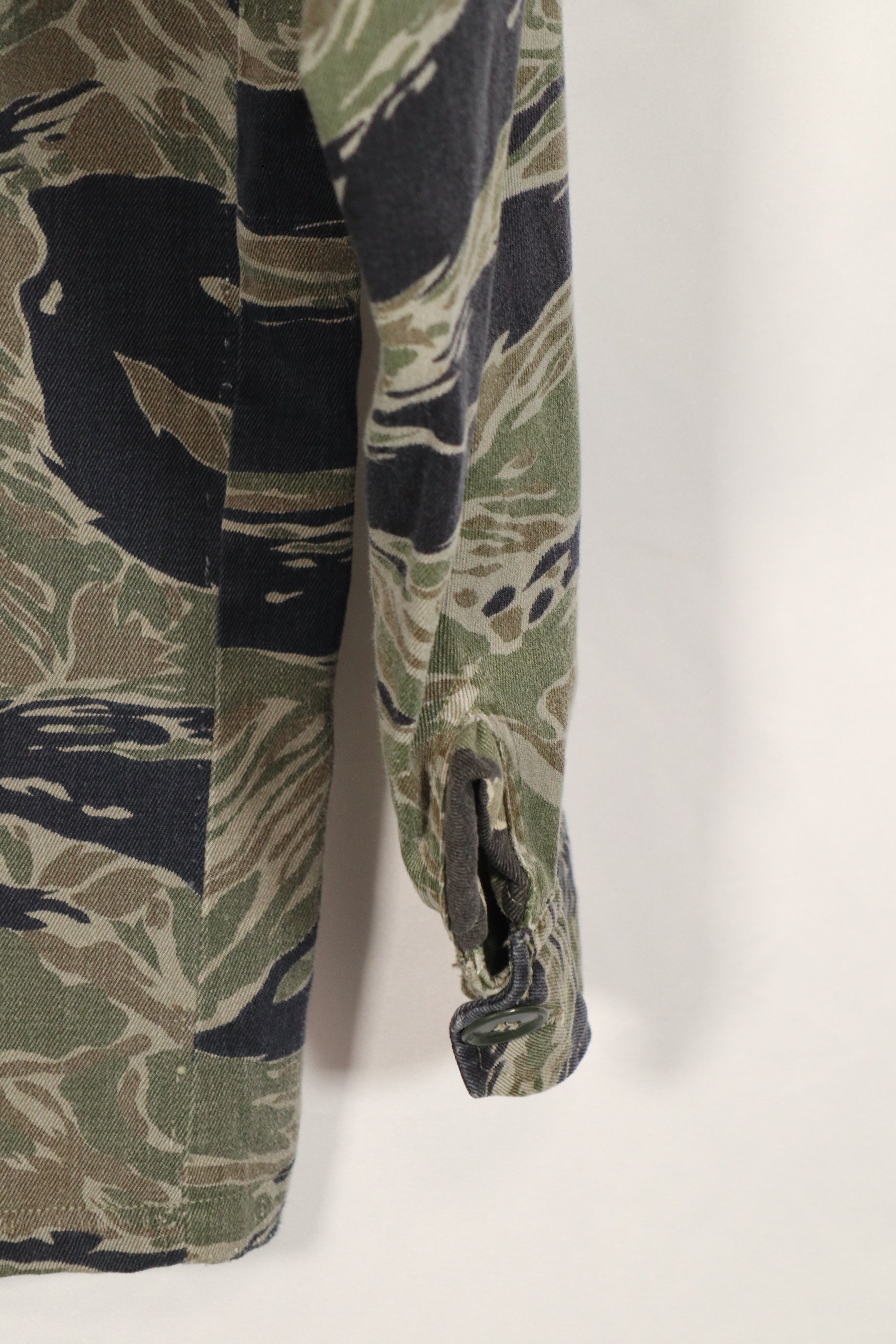 実物　シルバータイガーストライプ　タイガーストライプ  シャツ　中古品　退色あり