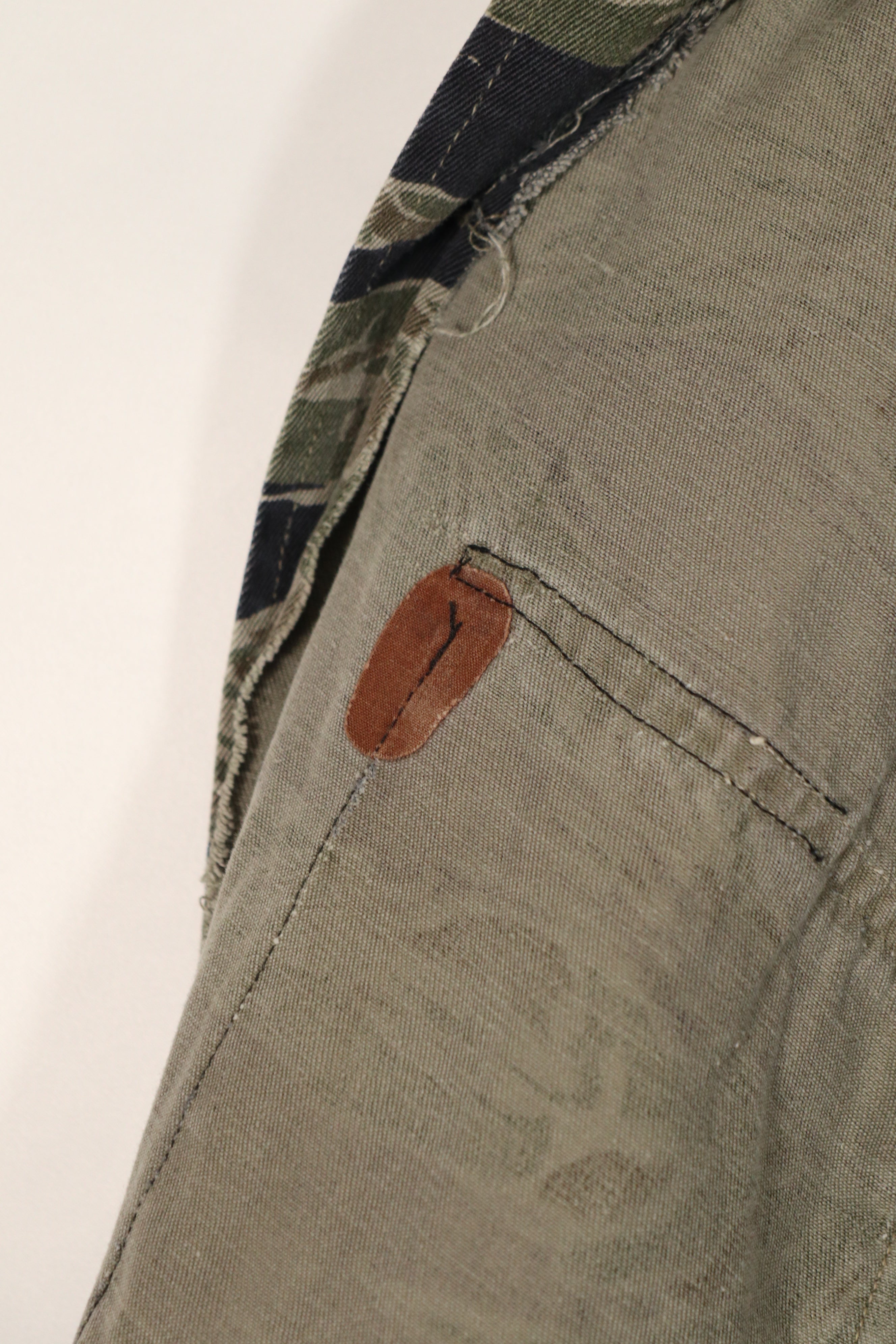 実物　シルバータイガーストライプ　タイガーストライプ  シャツ　中古品　退色あり