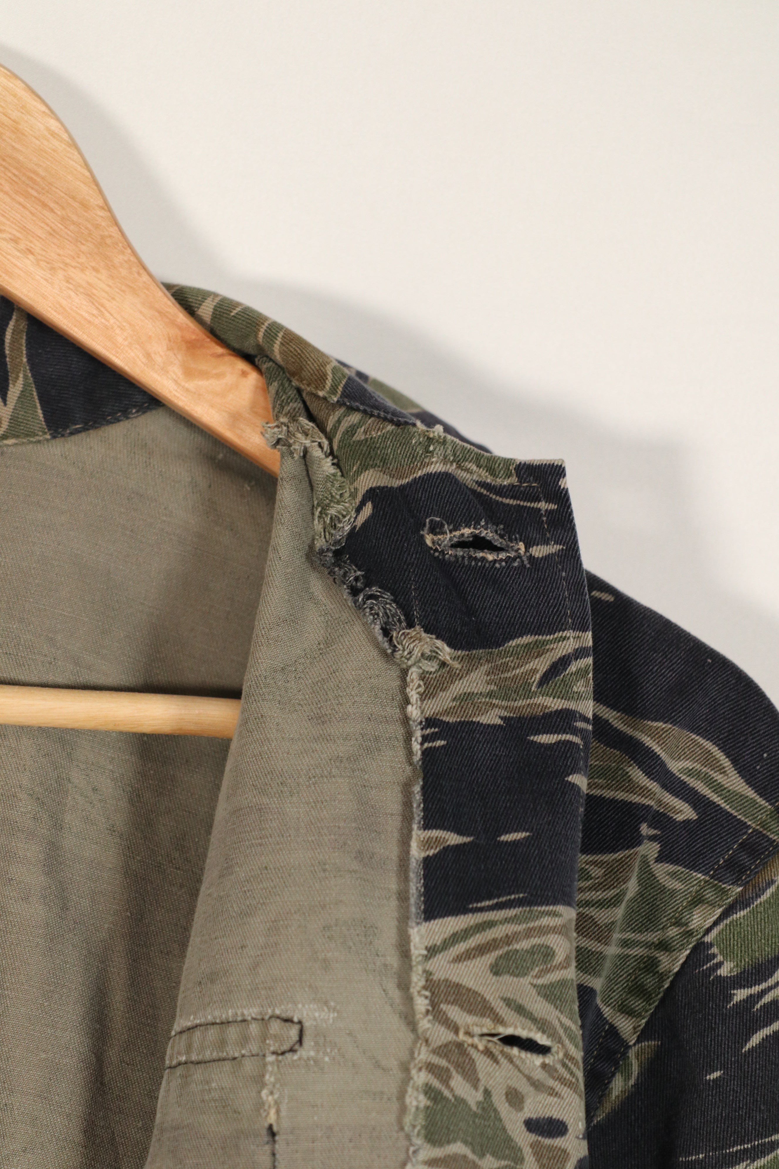 実物　シルバータイガーストライプ　タイガーストライプ  シャツ　中古品　退色あり