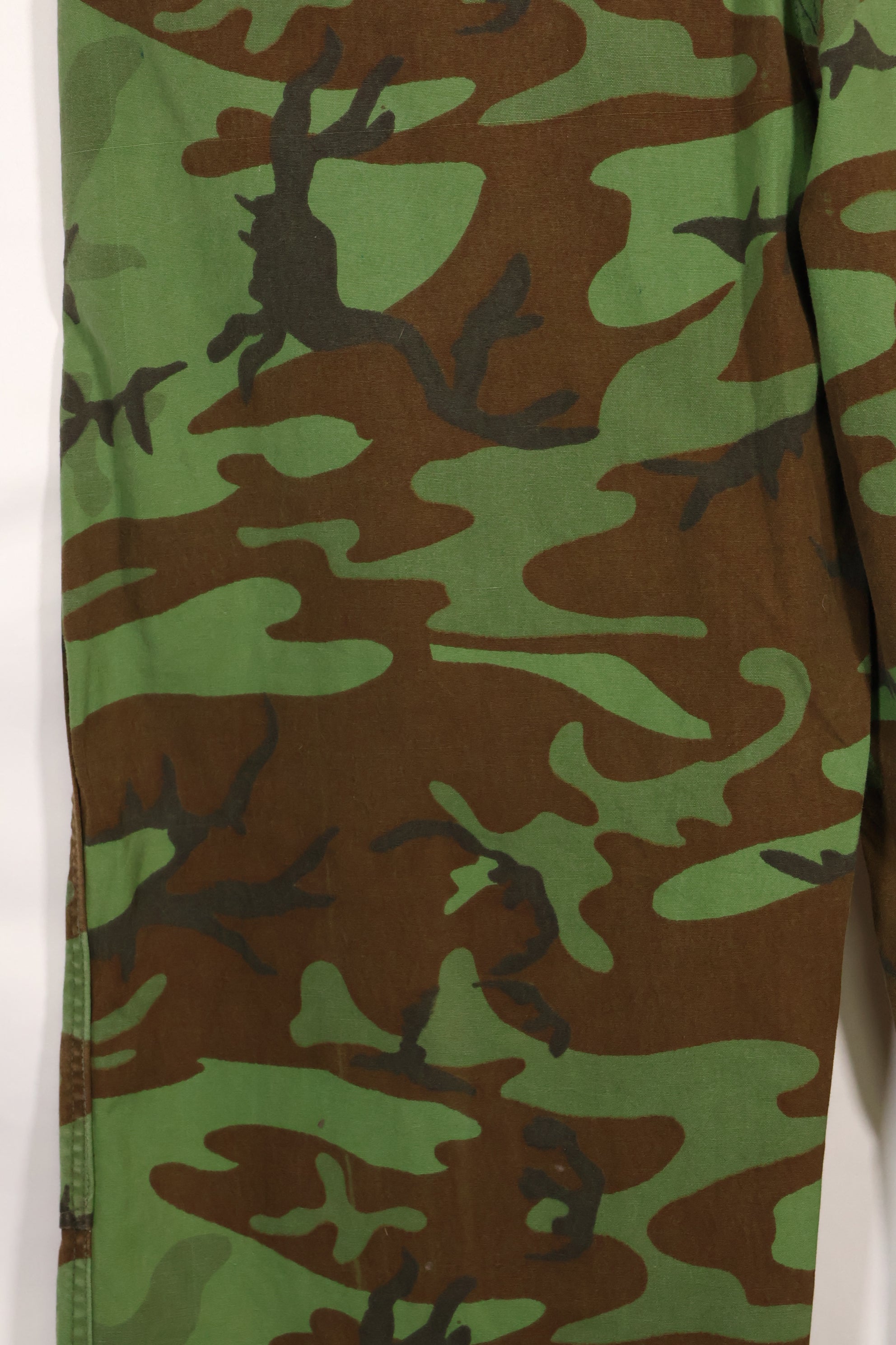 1960年代　ポップリン製　ARVN リーフ迷彩　パンツ　サイズ大きめ　薄手生地　レア品　中古品