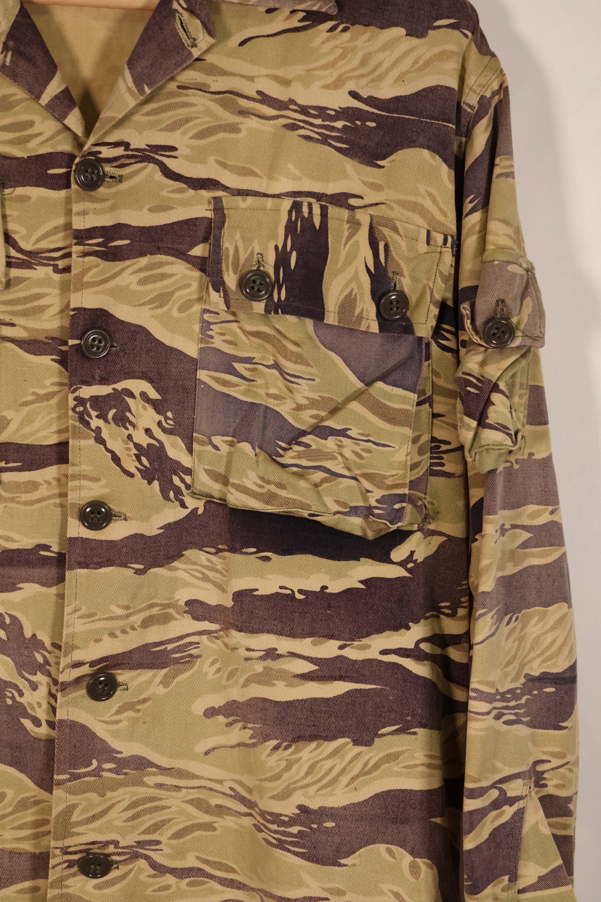 実物　初期ゴールドタイガーストライプ　USカット　シャツ　中古品　退色あり